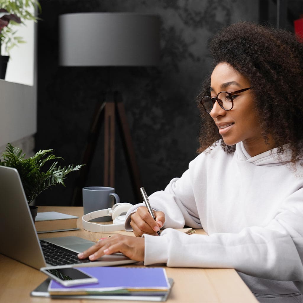 femme travaillant sur son bureau