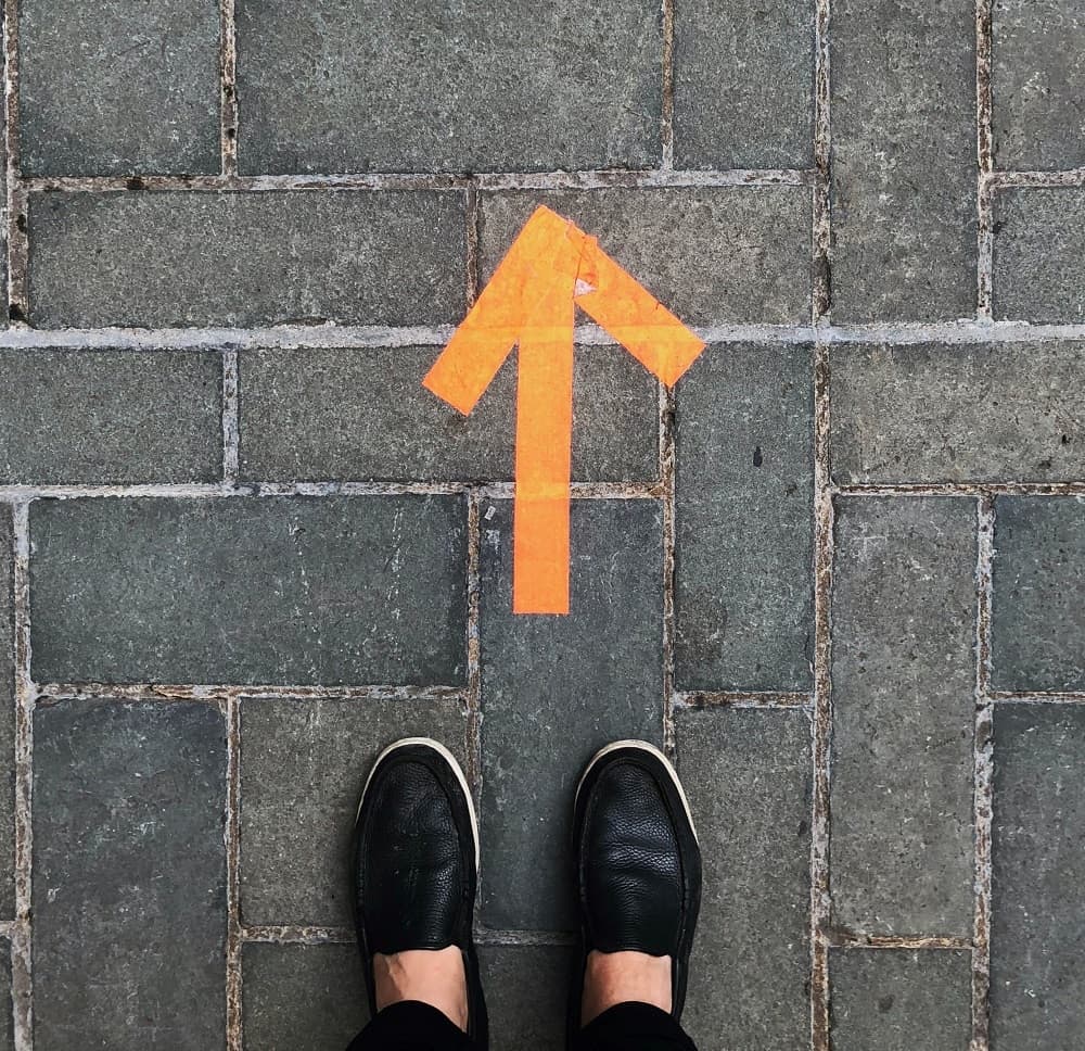 une fleche au sol indique la direction a prendre pour trouver sa voie apres 50 ans